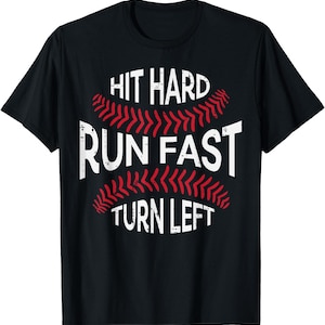 Hit Hard Run Fast Turn Links Grappige honkbalspeler mannen jongens png, honkbal mama png, sublimatie honkbal moeder png, coquette baseball png-shirt