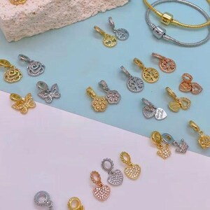 5個の18KゴールドメッキマルチスタイルCZペンダント、クラウンチャーム、ハートチャーム、ラウンドチャーム、バタフライチャーム、ゴールド/シルバー/ローズゴールドからお選びいただけます。