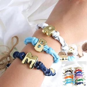 Pulsera ajustable con dije de inicial de la A a la Z en relieve, chapada en oro (1 unidad). Joyería personalizada.