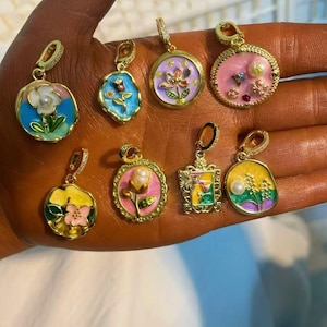 5 colgantes de flores esmaltadas retro, estilo pintura al óleo en oro de 18 quilates, elegantes, con diseño de jardín de Monet, para hacer joyas DIY.