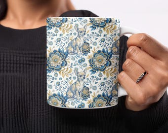 Taza de café con diseño de chihuahua, diseño floral, diseño de cachorro, diseño de flores azules y doradas, regalo para mamá chihuahua, taza para amantes de los perros, taza de té de cerámica, regalo