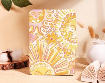 Könnte beinhalten: Ein rechteckiges Etui mit einem lebendigen Sonnen- und Blumenmuster in Gelb, Orange und Rosa. Das Design zeigt lächelnde Sonnengesichter und stilisierte Blumen. Das Etui steht vor einem neutralen Hintergrund.