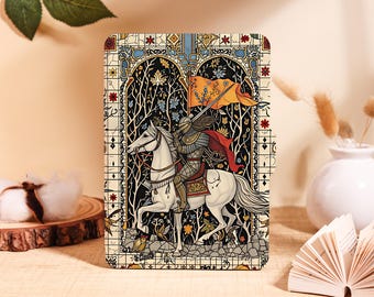 Könnte beinhalten: Eine rechteckige E-Reader-Hülle mit einer detaillierten Illustration eines Ritters in Rüstung auf einem weißen Pferd. Der Ritter hält eine orangefarbene Flagge und trägt einen roten Umhang. Das Motiv ist in ein Buntglasfenster-Design mit schwarzen, weißen und goldenen Akzenten gefasst.