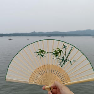 Ręcznie robiony wachlarz z haftem jedwabnym Suzhou: dwustronny w stylu pałacu chińskiego