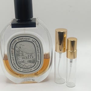Pode incluir: Um conjunto de três canecas de cerâmica com acabamento fosco e salpicado. As canecas são em tons de creme, cinza claro e cinza escuro. Cada caneca tem um design simples e minimalista e uma alça arredondada.