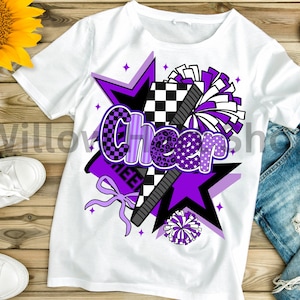 Può includere: T-shirt bianca con un design grafico viola e nero che dice "Cheer". Il design include stelle, un fiocco e un pompon. La parola "Cheer" è in un mix di caratteri e motivi.