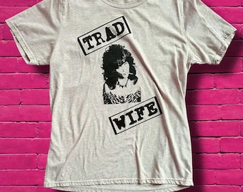 Peggy Bundy “TRAD WIFE” Sandstone Tee Shirt Medium Funny Screen Printed Second Hand