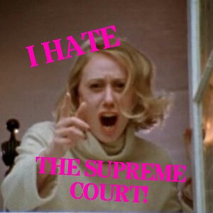 Peut inclure: Une femme blonde, v&ecirc;tue d'un col roul&eacute; clair, pointe du doigt et crie. Du texte rose superpos&eacute; indique "I HATE THE SUPREME COURT!". L'image exprime une forte &eacute;motion et un sentiment politique.