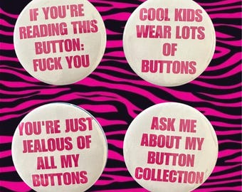 Pin's/boutons d'amateurs de badges SÉLECTIONNEZ UN ou obtenez les quatre ! Collector de boutons 1,75 po. Badges blancs et roses