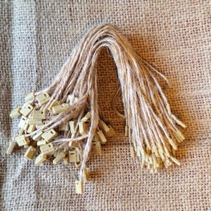 500 peças de cordas de cânhamo natural com fechos de travamento, cordas de juta rústica para etiquetas de roupas, artesanato DIY e embalagens