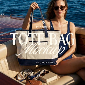 Op de afbeelding: Een beige tote bag met marineblauwe accenten, vastgehouden door een persoon op een boot. De tas heeft een ritsvak en handvatten. De tekst op de tas luidt "TOTE BAG Mockup". Zonnebril, sjaal en boek zijn ook zichtbaar.