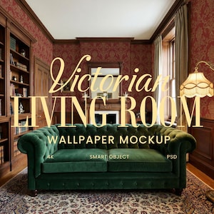 Puede incluir: Una maqueta de salón victoriano con un sofá de terciopelo verde, papel pintado adornado y una lámpara de pie vintage. La habitación incluye una estantería, una chimenea y el texto "Victorian LIVING ROOM WALLPAPER MOCKUP".