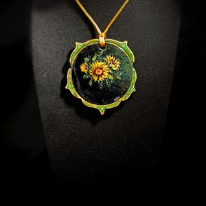 Collana con girasoli、dipinta e modellata a mano.Ogni pezzo è unico