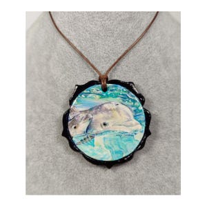 Collana delfino con mamma e il suo cucciolo、gioiello unico fatto a mano.ハンドメイド、ペッツィ ウニチ モデル、ディピンティ ア マノ。