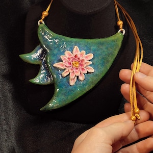 Collana scultorea fiore di Lotto modellata e dipinta a mano