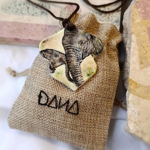collana mamma con cucciolo elefante-gioiello unico modellato e dipinto a mano