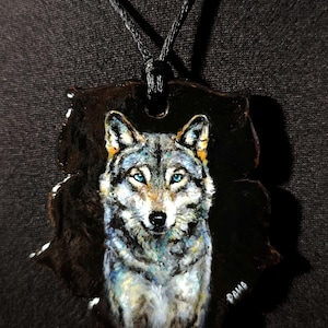 Collana con ciondolo a forma di lupo dipinto a mano、gioiello unico e affascinante、perfetto per chiama la natura e il simbolismo
