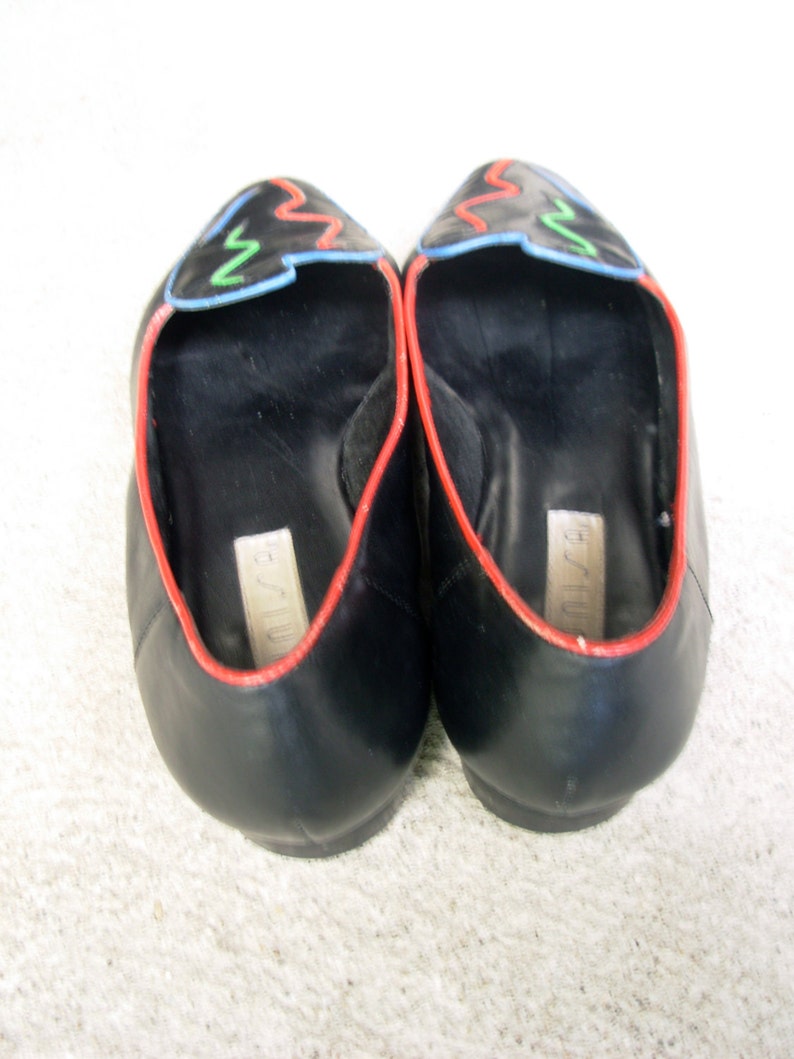 size 8.5 Vintage 80/'s black flats with abstract design leather flats