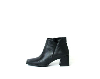 Vintage 90's black leather ankle boots with block heel and square toe, size 9