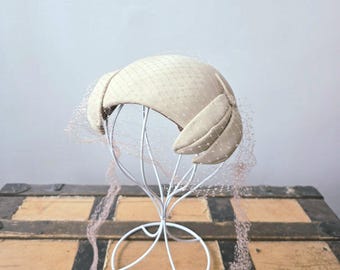 1950 Pogue's cream wool crescent fascinator hat