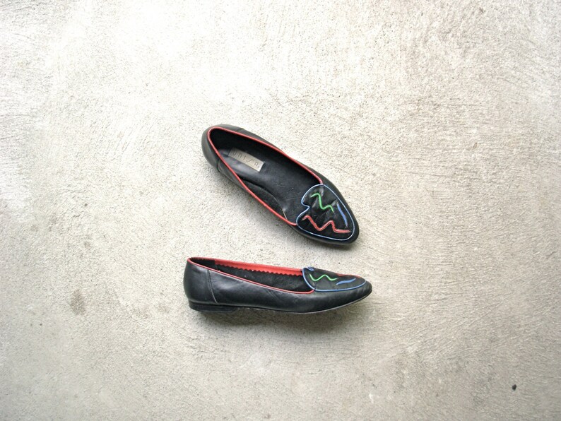 size 8.5 Vintage 80/'s black flats with abstract design leather flats