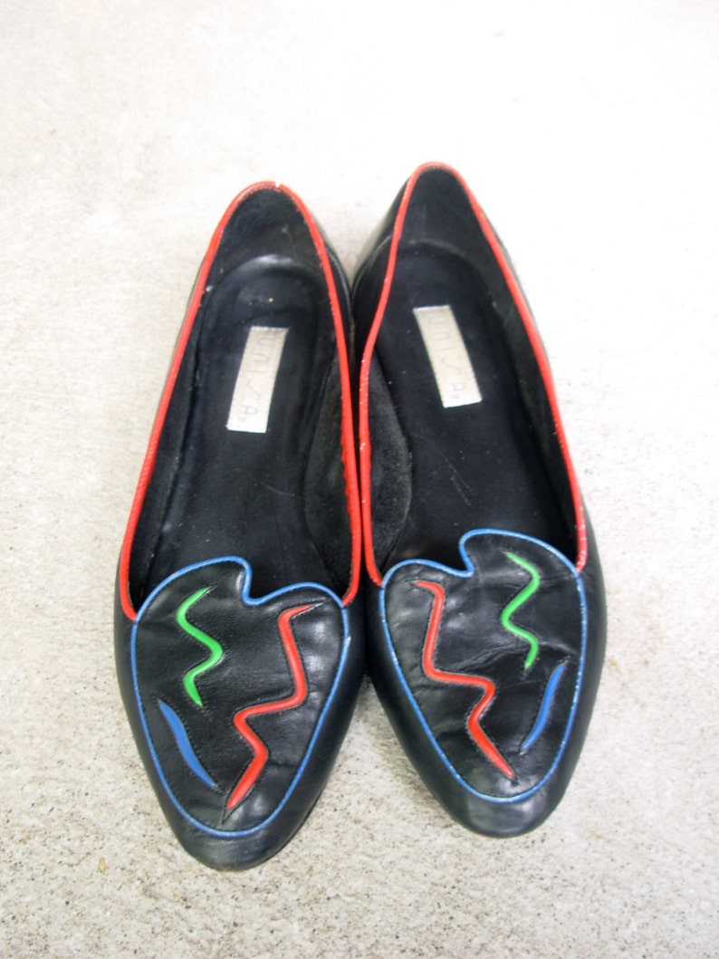 size 8.5 Vintage 80/'s black flats with abstract design leather flats