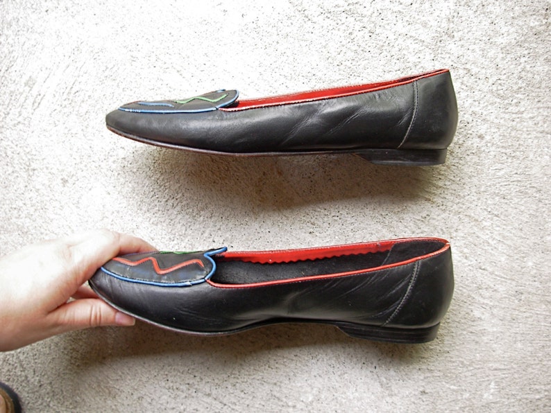 size 8.5 Vintage 80/'s black flats with abstract design leather flats