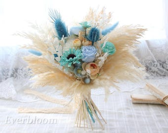 Buquê de noiva feito à mão com capim-dos-pampas azul: decoração de casamento com flores secas
