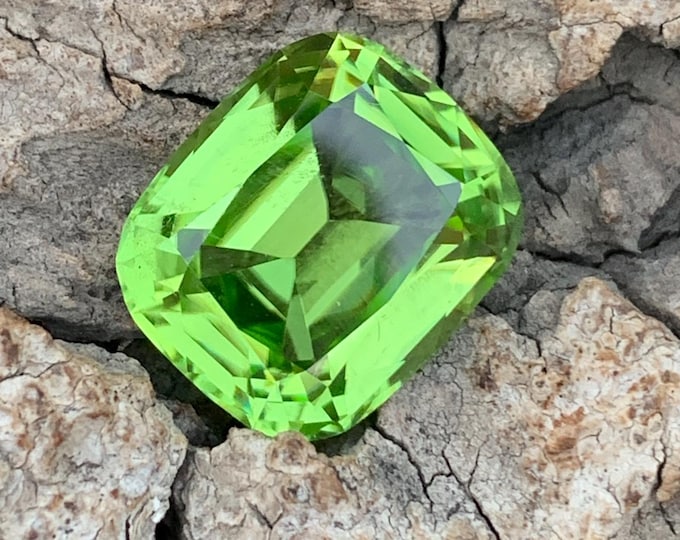 9.65ct Cushion Cut Peridot: VVS1 Clarity, Pakistan Origin
