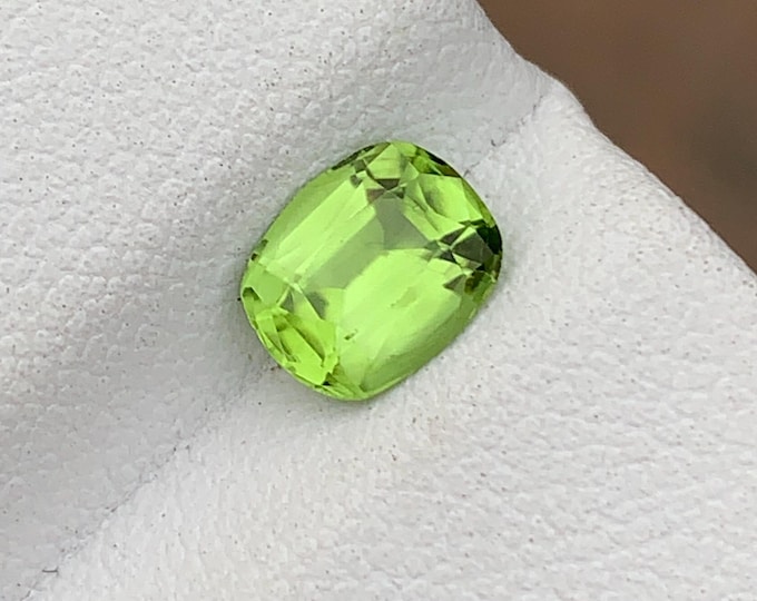 Vivid Green Peridot Gemstone: 1.15 ct Cushion Cut from Pakistan