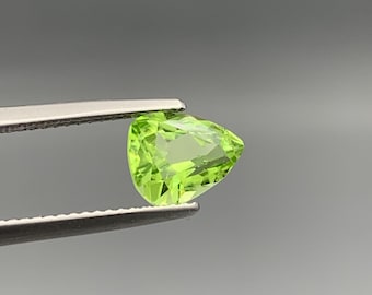 Natural Trillion Cut Peridot Gemstone – Lime Green, Pakistan