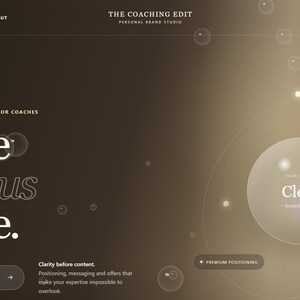 Könnte beinhalten: Eine Website-Landingpage für The Coaching Edit mit einem dunkelbraunen Verlaufs-Hintergrund und schwebenden Lichtkugeln. Der Text umfasst Be the obvious choice, Clarity before content und eine Schaltfläche Book a Clarity Call.