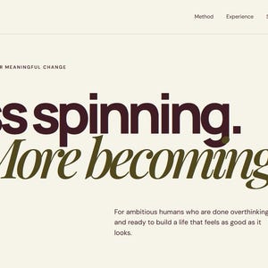 Op de afbeelding: Een website landingspagina voor Coaching Studio met een crèmekleurige achtergrond. De tekst luidt: Personal coaching for meaningful change, Less spinning. More becoming., Clarity, Method, Experience, Self-check, Let's talk en Start here.
