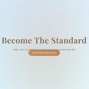 Può includere: Grafica digitale con sfondo sfumato blu e bianco. Il testo "Become The Standard" è in marrone, con un carattere serif. Sotto, un testo più piccolo recita "High-end coaching for women ready to elevate their life." Un pulsante marrone dice "Enter Your Next Level."