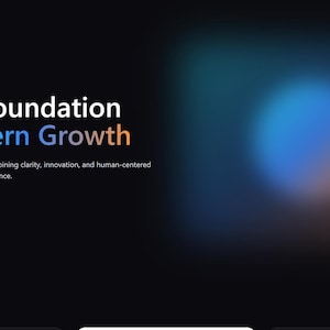 Op de afbeelding: Donkere achtergrond met tekst die luidt "TIME TO REFOCUS" en "A New Foundation for Modern Growth." Onder de tekst staat de zin "Build meaningful progress by combining clarity, innovation, and human-centered thinking into one seamless experience." Een knop leest "Watch Overview."