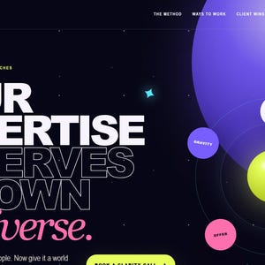 Puede incluir: Una página de inicio de sitio web para Celestial Coach Studio con un fondo oscuro que muestra el texto Your Expertise Deserves Its Own Universe. El diseño incluye una esfera amarilla central etiquetada como Your Star rodeada de esferas orbitales de colores.