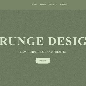 Op de afbeelding: Website-ontwerp met een getextureerde olijfgroene achtergrond. De woorden "GRUNGE DESIGN" staan in grote, gebroken witte hoofdletters. Daaronder staat kleinere tekst met "RAW • IMPERFECT • AUTHENTIC". Onderaan staat een "Discover"-knop.