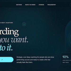 Op de afbeelding: Een donkerblauwe website-interface getiteld The Inner Shift met de tekst Stop circling the life you want. Step into it. Het bevat een navigatiemenu, een lichtblauwe knop met het label BEGIN YOUR SHIFT en een afbeelding van een gloeiende maan.