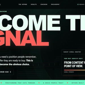 Op de afbeelding: Een donker vormgegeven website-interface voor Signal Coaching met dikgedrukte witte en koraalkleurige tekst die BECOME THE SIGNAL leest. De lay-out bevat navigatiemenu's, een marktsignaalmonitorvak en een mintgroene knop met het label BOOK A SIGNAL CALL.