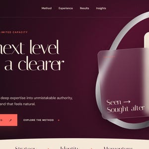 Könnte beinhalten: Eine Website-Startseite mit dem Titel THE SIGNAL, dunkelburgunderfarbenen Hintergründen, weißer Serifenschrift und einem korallenfarbenen Button mit der Aufschrift APPLY FOR PRIVATE COACHING. Zwei überlappende rechteckige Karten zeigen den Text Seen Sought after und Clear positioning.