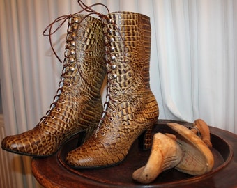 Geprägte Lederstiefel, viktorianische Stiefel, Stilschuhe 1900, Ankle Boots, Vergoldete Altersstiefel, Omastiefel, Festivalstiefel, Kostümschuhe