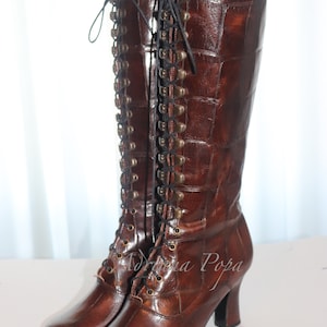 Kniehoge Victoriaanse laarzen Croco leren laarzen met reliëf Bruine Edwardiaanse laarzen Kinky Boots Burning Man-laarzen Op maat gemaakt