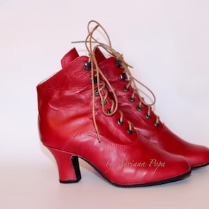 Bottines , Bottes en cuir rouges , Bottes victoriennes rouges , Bottes édouardiennes rouges , Bottes Régence , Bottes grand-mère des années 1900 , Bottes rétro , Confort