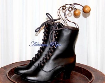 Schwarze viktorianische Stiefeletten aus Leder, kurzer Absatz, Schnürung im Oma-Stil