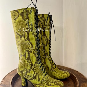 Coole laarzen van leer met pitonprint, unieke kniehoge laarzen Victoriaanse laarzen, veterlaarzen, carnavalslaarzen, filmlaarzen, geeklaarzen