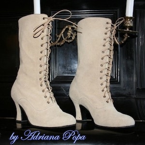 Botas de noiva, botas de camurça marfim, botas vitorianas, botas para cosplay, botas marfim, botinhas retrô marfim, botas feitas sob medida, botas estilo anos 1900.