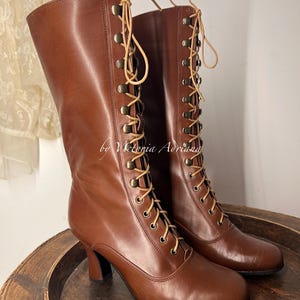 Bruine kniehoge laarzen, Versleten bruine laarzen, Bruine leren laarzen, Victoriaanse laarzen, Retro laarzen, Veterlaarzen, coole modieuze laarzen