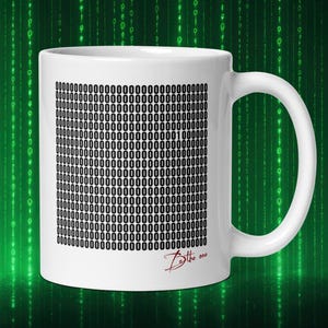 Könnte beinhalten: Weiße Keramik-Tasse mit einem schwarz-weißen Binärcode-Muster. Die Tasse hat einen gebogenen Henkel und die Worte "the one" in roter Schrift. Der Hintergrund ist ein grünes Matrix-Muster.
