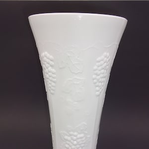 Vintage Colony Harvest White Milk Glass 10&quot; Flower Vase Grapes Leaves Vines
