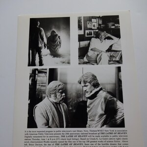 以下が含まれることがあります： テレビ番組「ザ・レイス・オブ・ヘブン」のシーンを写した白黒写真。写真には、番組のスターであるブルース・デイビソンと、彼の夢を操作しようとする医師を演じるケビン・コンウェイが写っている。「ザ・レイス・オブ・ヘブン」という文字が写真に写っている。